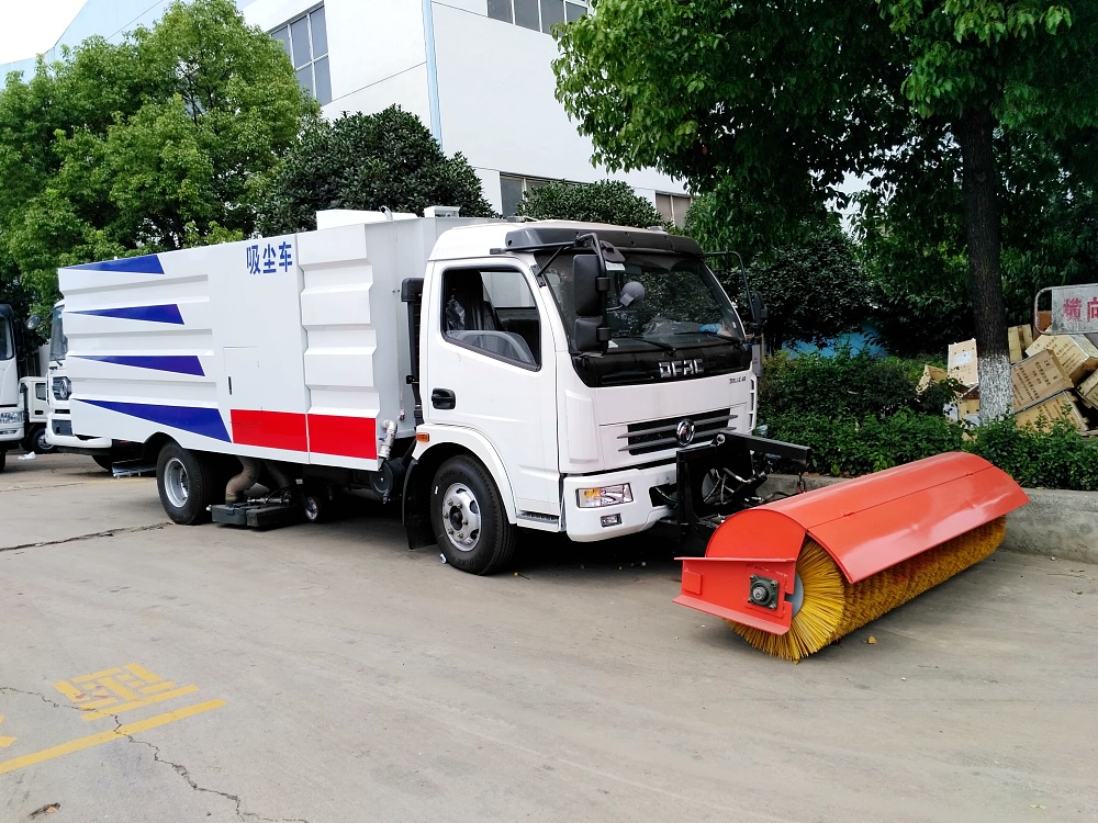 東風大多利卡吸塵滾掃清雪車